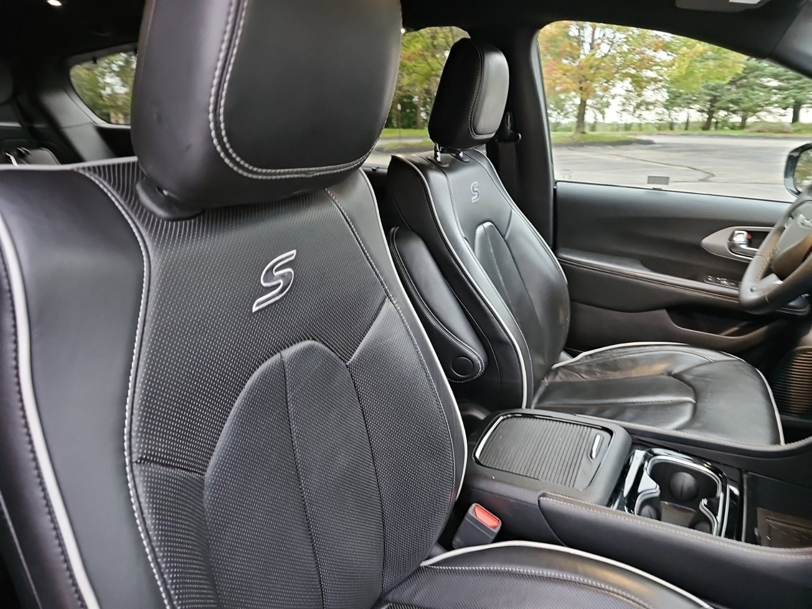 Used 2025 Chrysler Pacifica Limited FWD image 9
