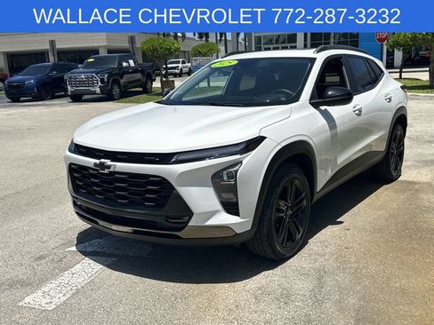 Used 2025 Chevrolet Trax ACTIV w/ Sunroof Package FWD image 3