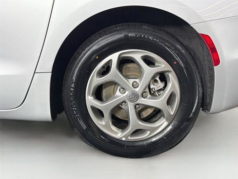 Used 2024 Chrysler Pacifica Limited FWD image 34