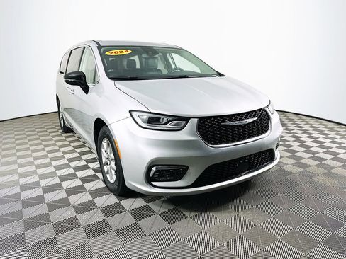 Certified 2024 Chrysler Pacifica Touring-L image 2