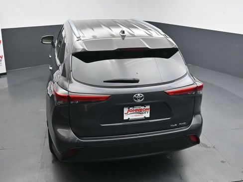 Used 2021 Toyota Highlander XLE AWD/4WD image 32