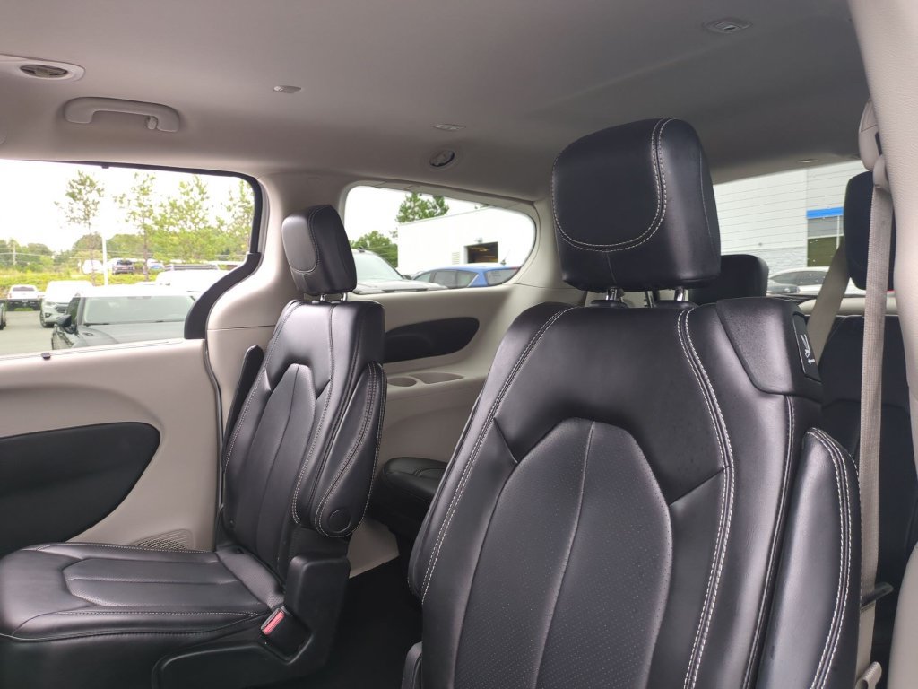 Used 2023 Chrysler Pacifica Touring-L FWD image 28