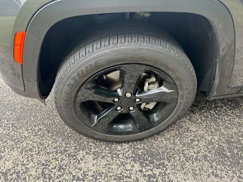 Certified 2024 Jeep Grand Cherokee L Altitude AWD/4WD image 9