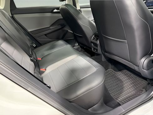 Used 2023 Volkswagen Taos SE w/ Panoramic Sunroof Package FWD image 32