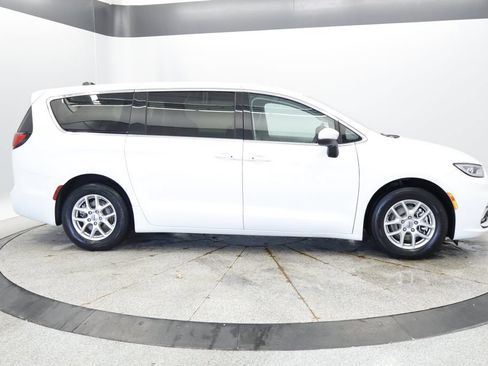 Certified 2023 Chrysler Pacifica Touring-L FWD image 8