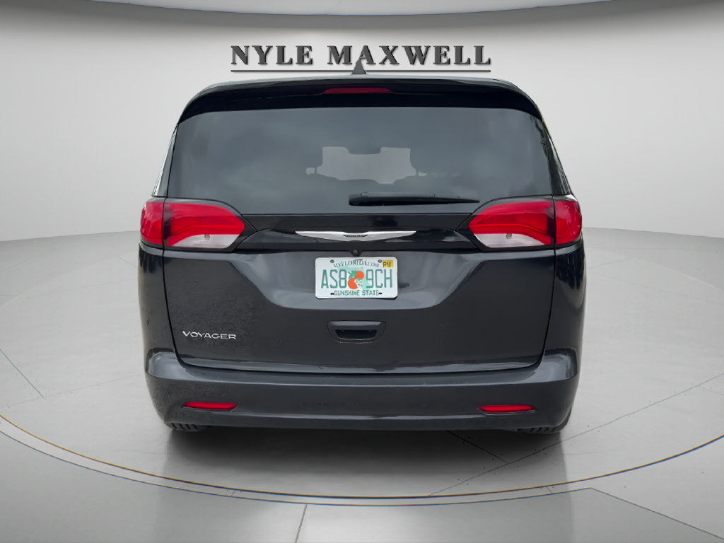 Used 2022 Chrysler Voyager LX FWD image 6