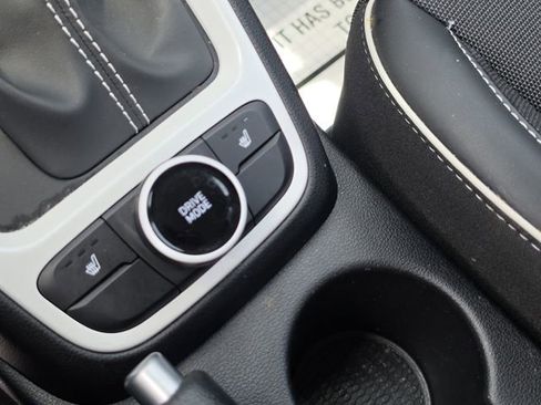 Used 2025 Hyundai Venue Limited image 24