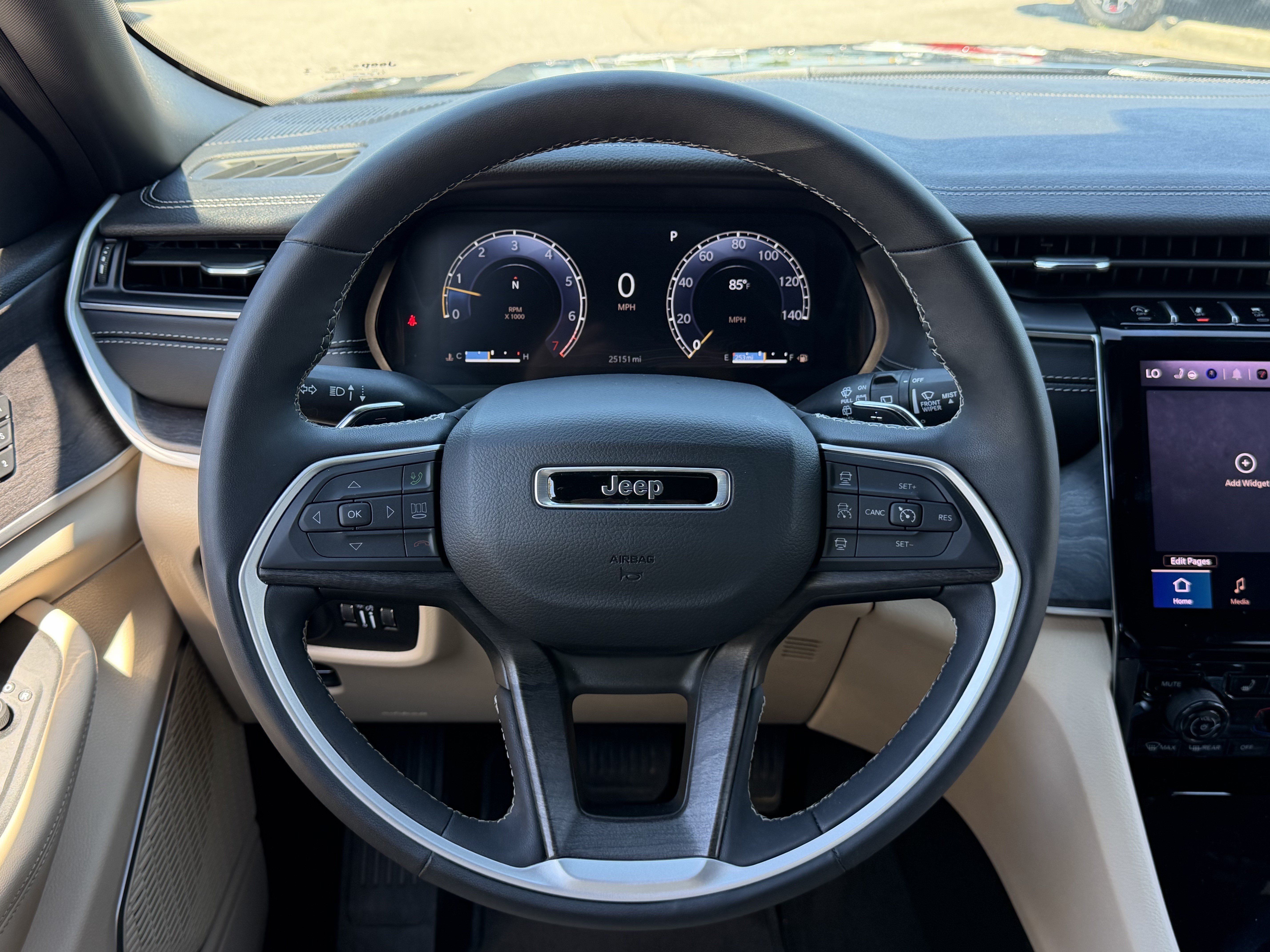 Used 2025 Jeep Grand Cherokee Limited w/ Luxury Tech Group II AWD/4WD image 17