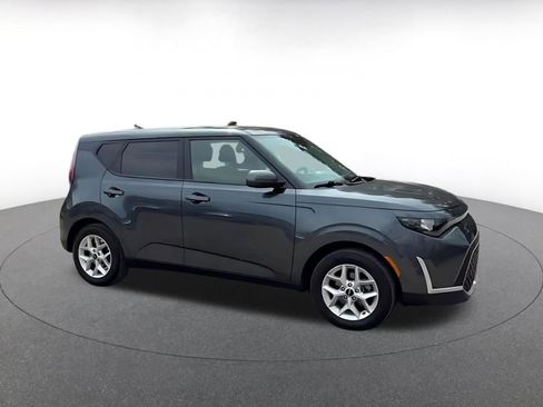 Used 2025 Kia Soul LX w/ LX Technology Package FWD image 2