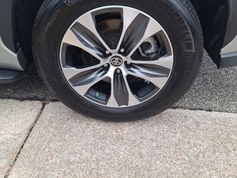 Used 2024 Toyota Highlander LE image 28