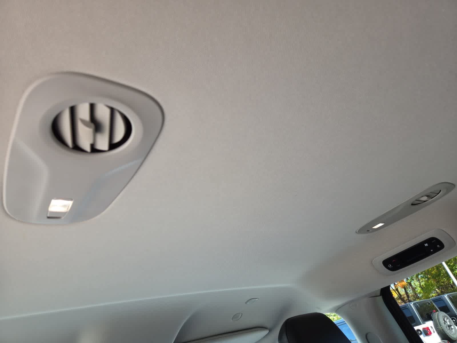 Used 2023 Chrysler Pacifica Touring-L FWD image 16