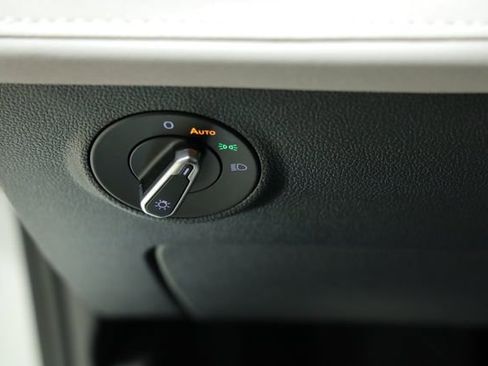 New 2025 Volkswagen Taos SE FWD image 28