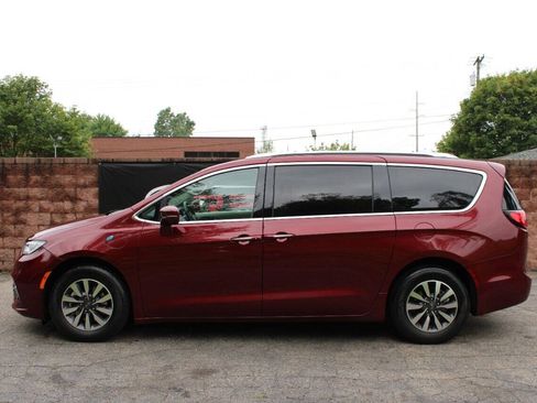 Used 2021 Chrysler Pacifica Touring-L FWD image 2