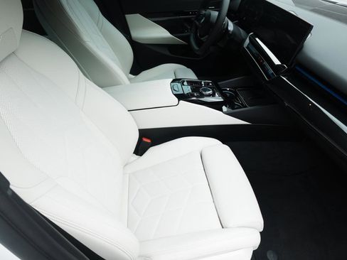 Used 2025 BMW 530i xDrive AWD/4WD image 17