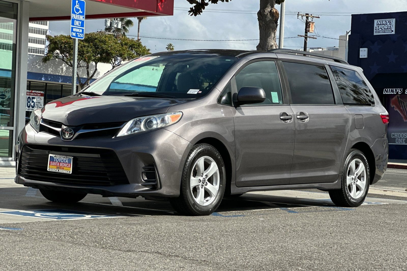 Used 2020 Toyota Sienna LE w/ Carpet Mat Package FWD image 8