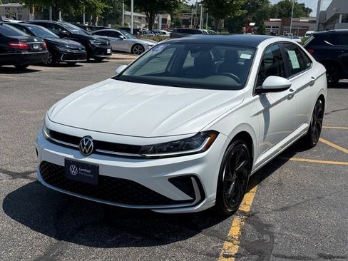 Used 2025 Volkswagen Jetta SE FWD image 8