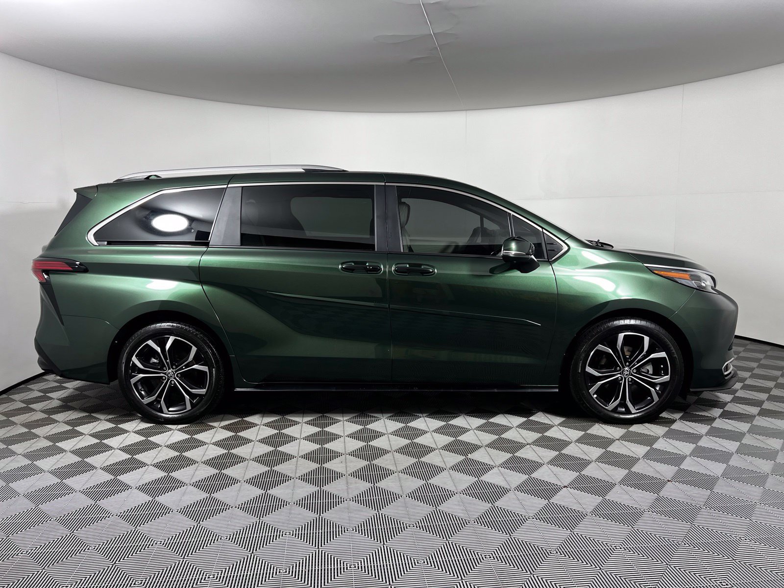 Certified 2025 Toyota Sienna Platinum FWD image 4