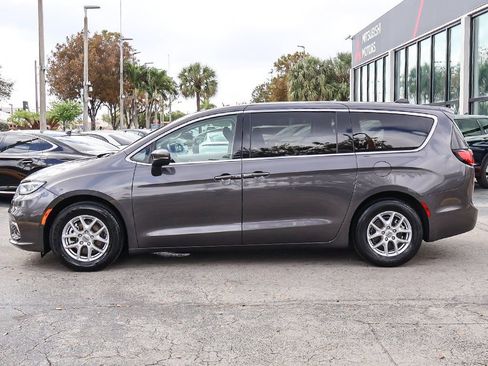 Used 2023 Chrysler Pacifica Touring-L image 18