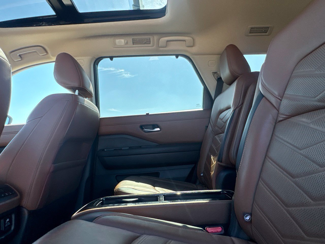 Used 2024 Nissan Pathfinder Platinum FWD image 46