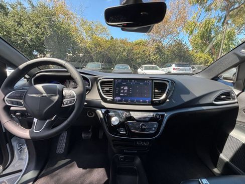 Used 2025 Chrysler Pacifica Select FWD image 35