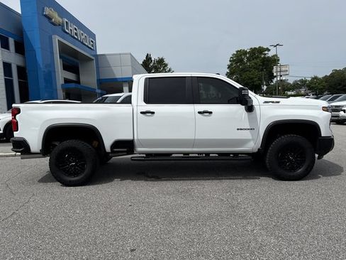 Used 2024 Chevrolet Silverado 2500 ZR2 w/ Technology Package AWD/4WD image 2