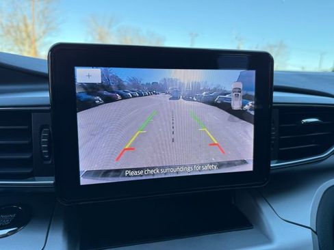 Used 2022 Ford Explorer XLT w/ Equipment Group 202A image 9