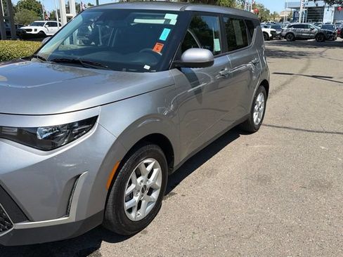 Certified 2025 Kia Soul LX w/ LX Technology Package FWD image 2