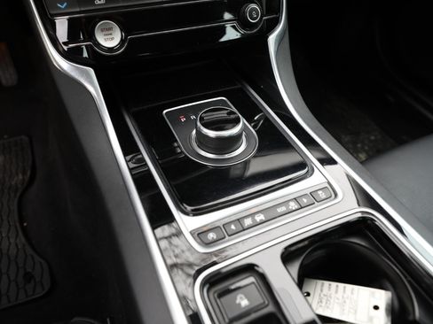 Used 2017 Jaguar XF Premium image 18