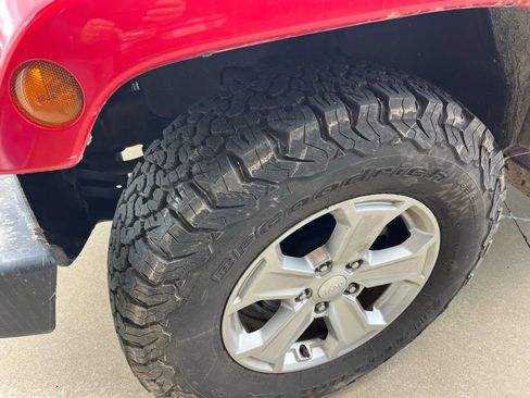 Used 2017 Jeep Wrangler Unlimited Sahara w/ Max Tow Package image 11