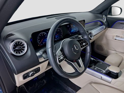 Used 2023 Mercedes-Benz GLB 250 w/ Premium Package image 9