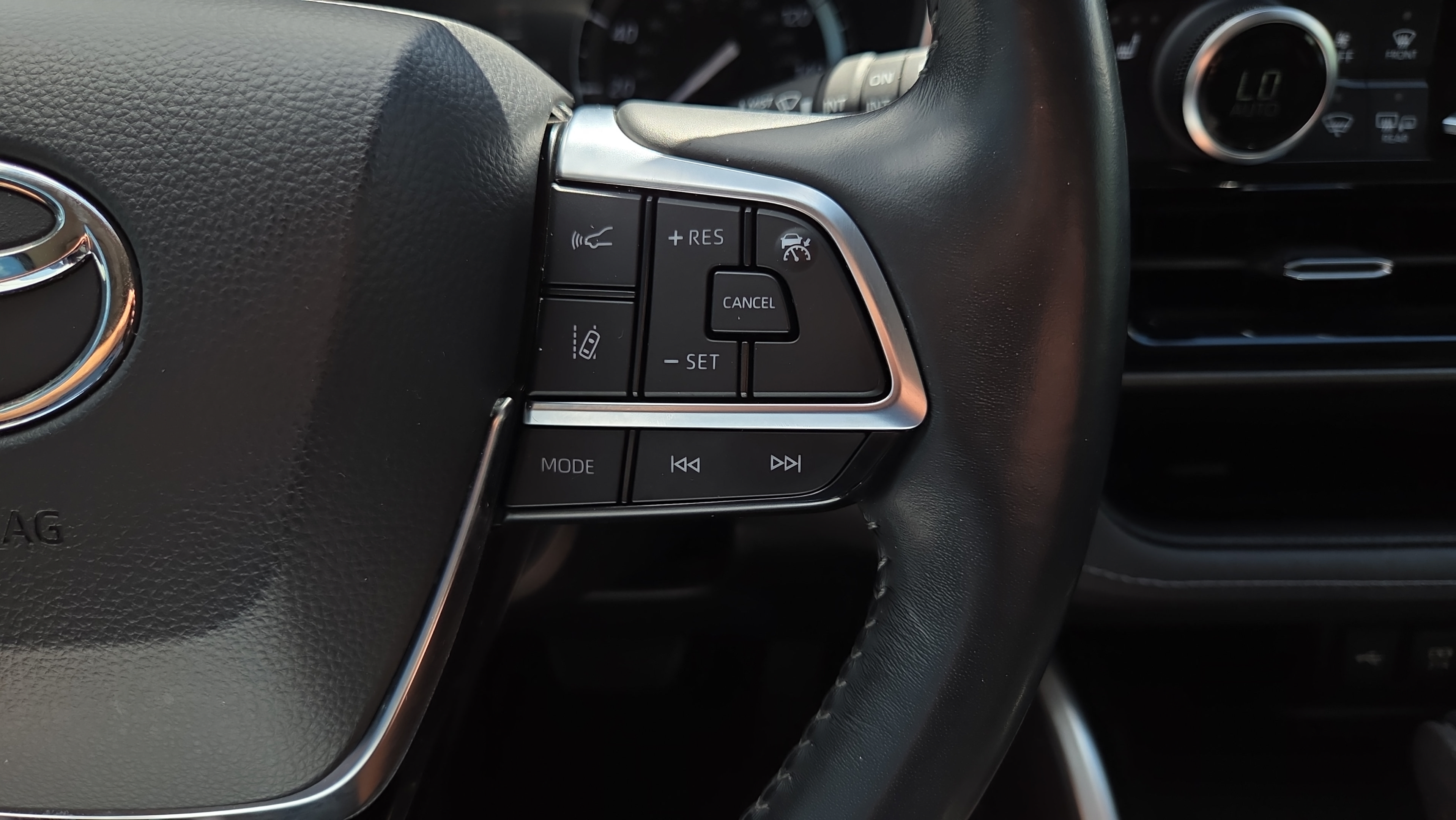 Certified 2021 Toyota Highlander XLE FWD image 29