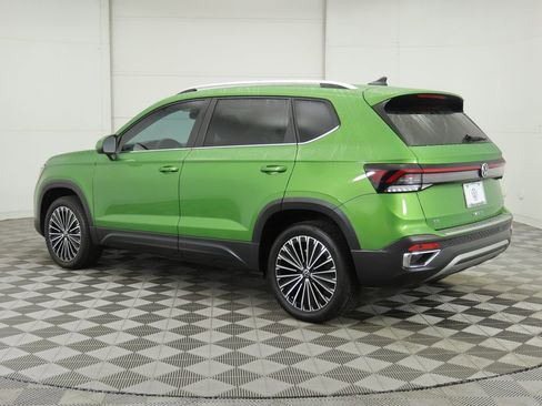 Certified 2025 Volkswagen Taos SE w/ Panoramic Sunroof Package image 7