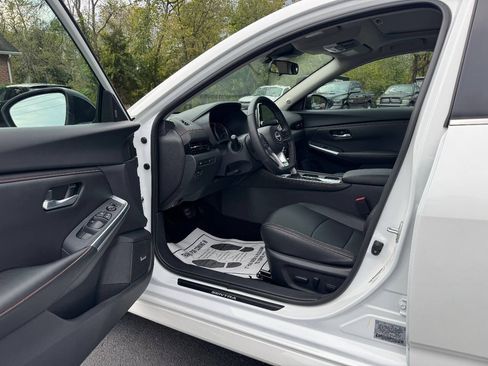 Used 2024 Nissan Sentra SR w/ SR Premium Package FWD image 6