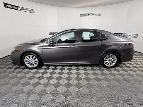 Used 2023 Toyota Camry SE image 3