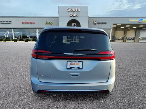 Used 2023 Chrysler Pacifica Touring-L FWD image 4