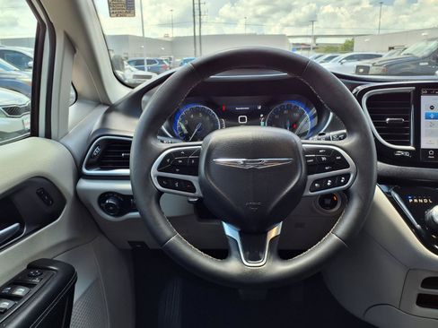 Used 2024 Chrysler Pacifica Touring-L FWD image 17