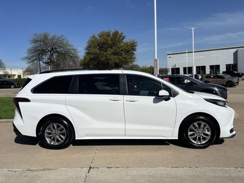 Used 2022 Toyota Sienna LE image 3