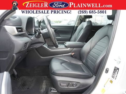 Used 2023 Toyota Highlander XLE image 19