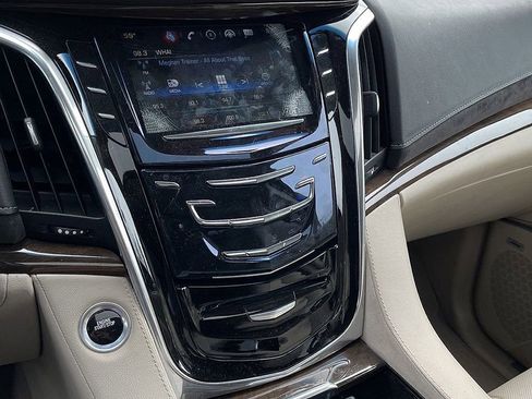 Used 2018 Cadillac Escalade Luxury AWD/4WD image 9