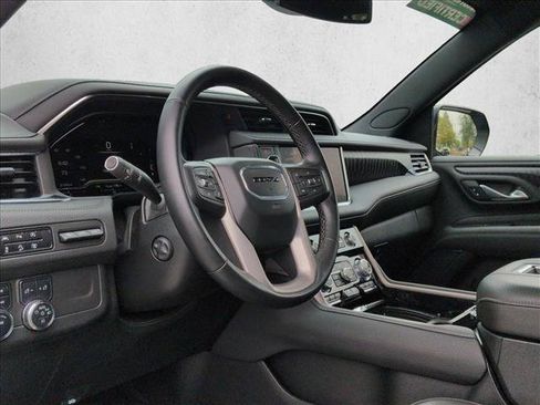 Used 2024 GMC Yukon XL Denali AWD/4WD image 10