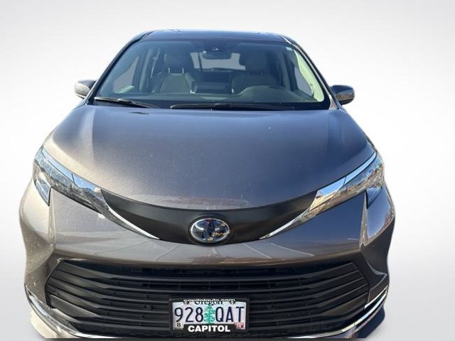 Used 2024 Toyota Sienna XLE w/ XLE Plus Package AWD/4WD image 9
