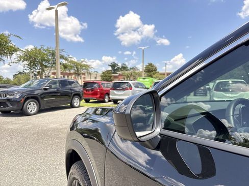 Used 2025 Nissan Rogue SV AWD/4WD image 11