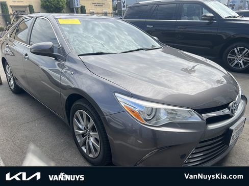 Used 2017 Toyota Camry XLE w/ Moonroof Package FWD image 1