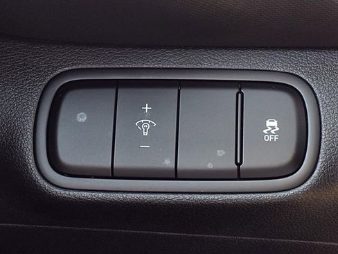 Certified 2025 Hyundai Venue SEL FWD image 23