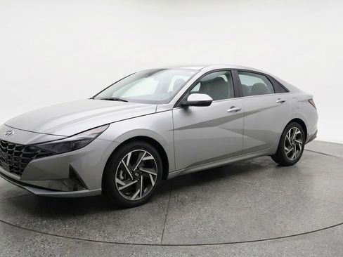 Used 2025 Hyundai Elantra SEL FWD image 3