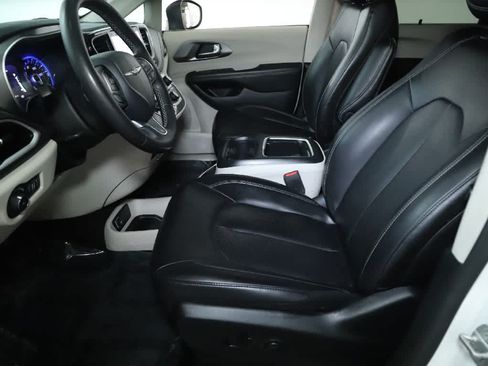 Used 2023 Chrysler Pacifica Touring-L FWD image 19