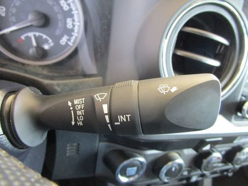 Used 2022 Toyota Tacoma TRD Off-Road AWD/4WD image 36