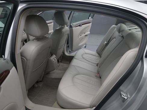 Used 2011 Buick Lucerne CXL w/ Driver Confidence Package image 16