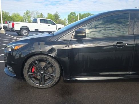 Used 2017 Ford Focus ST w/ Equipment Group 402A FWD image 14