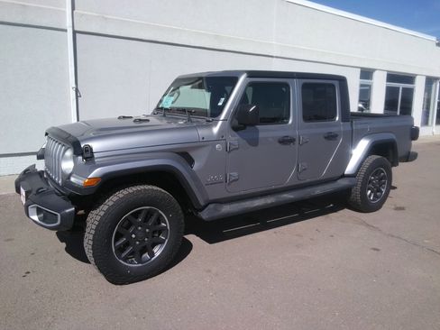Used 2020 Jeep Gladiator Overland image 2